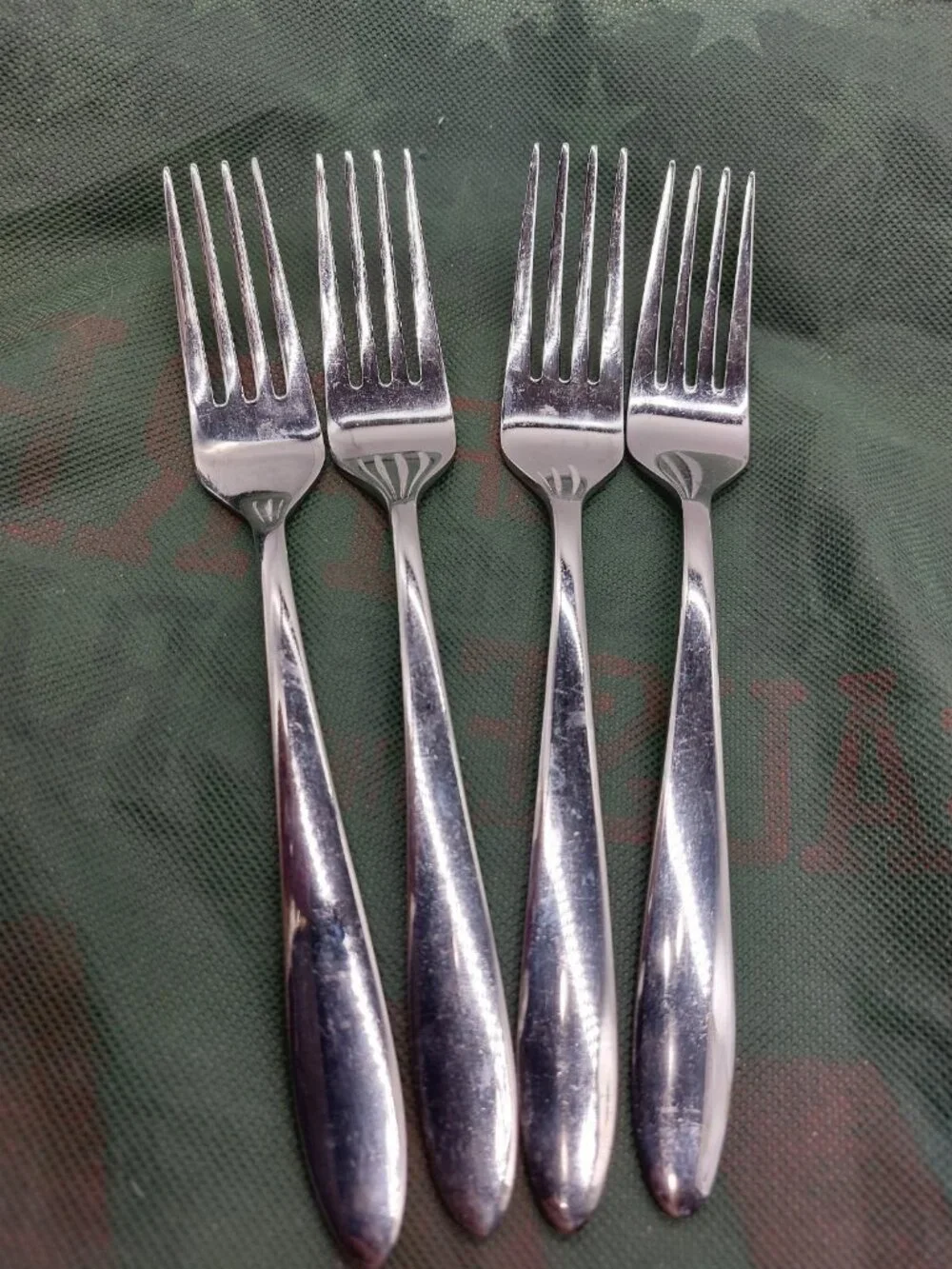 Oneida Taylor Everyday Flatware Dinner Forks Set 4 18/0 Stainless Steel 8